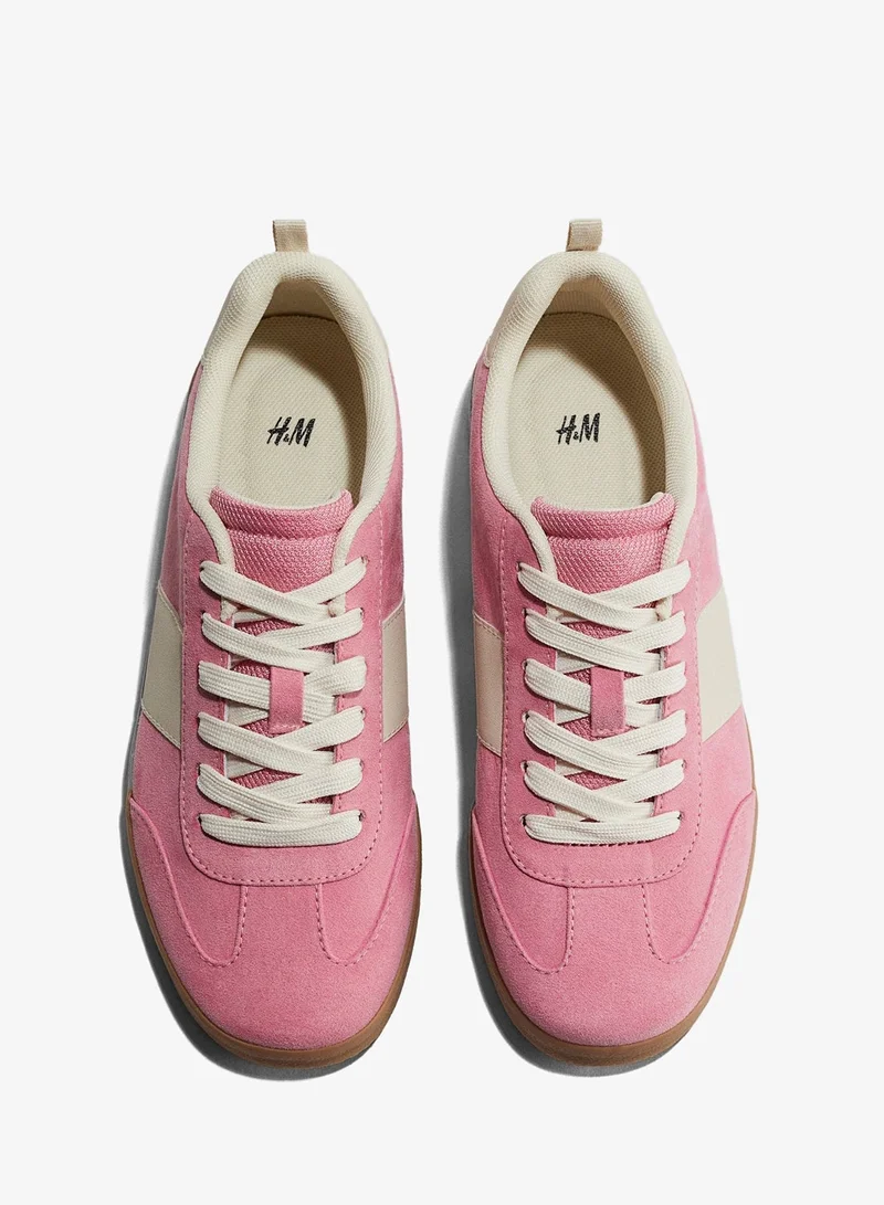 اتش اند ام حذاء رياضي